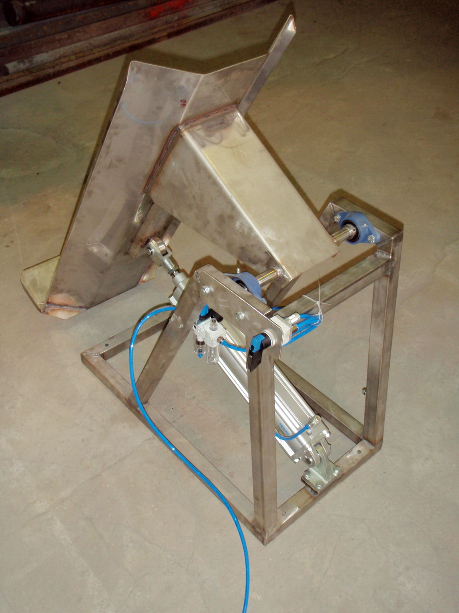 Мешкоопрокидыватель с пневмоприводом М-60П-900-Н (рама и лоток - нерж.сталь)